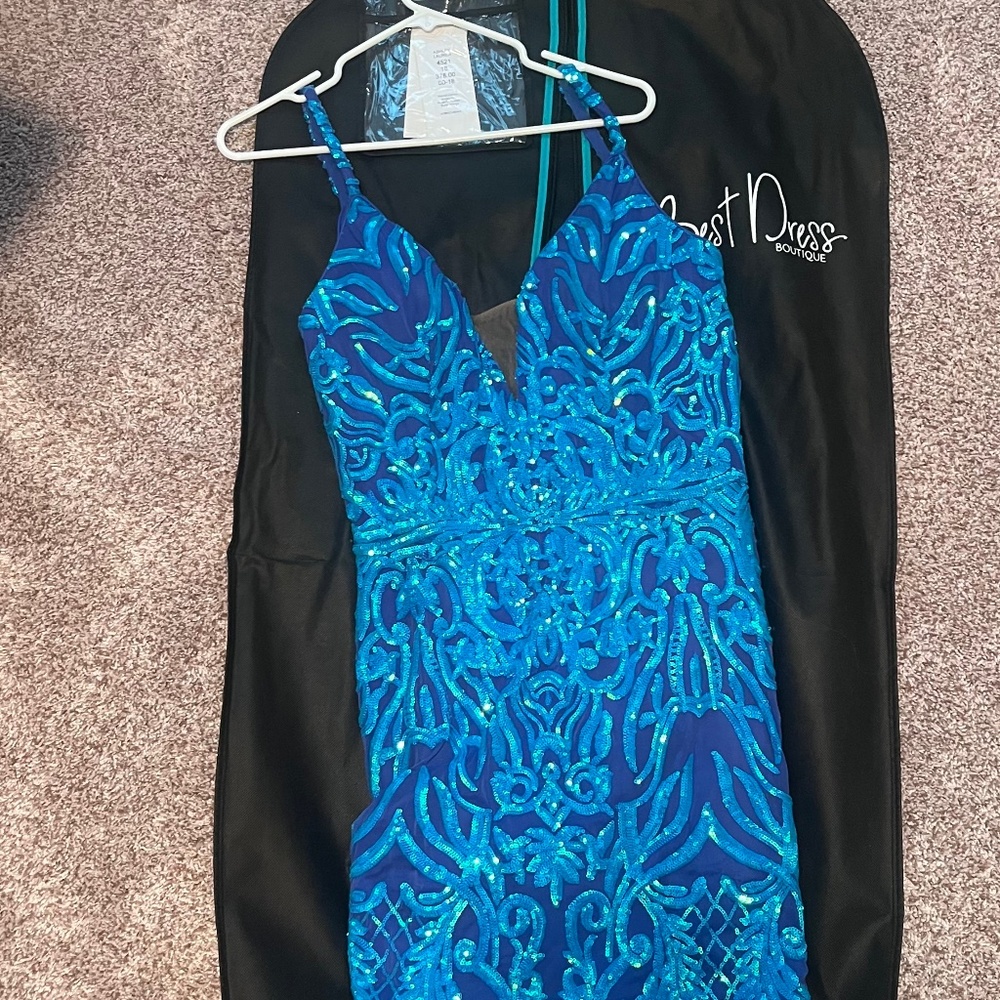Formal dress - Picture 1 of 1
